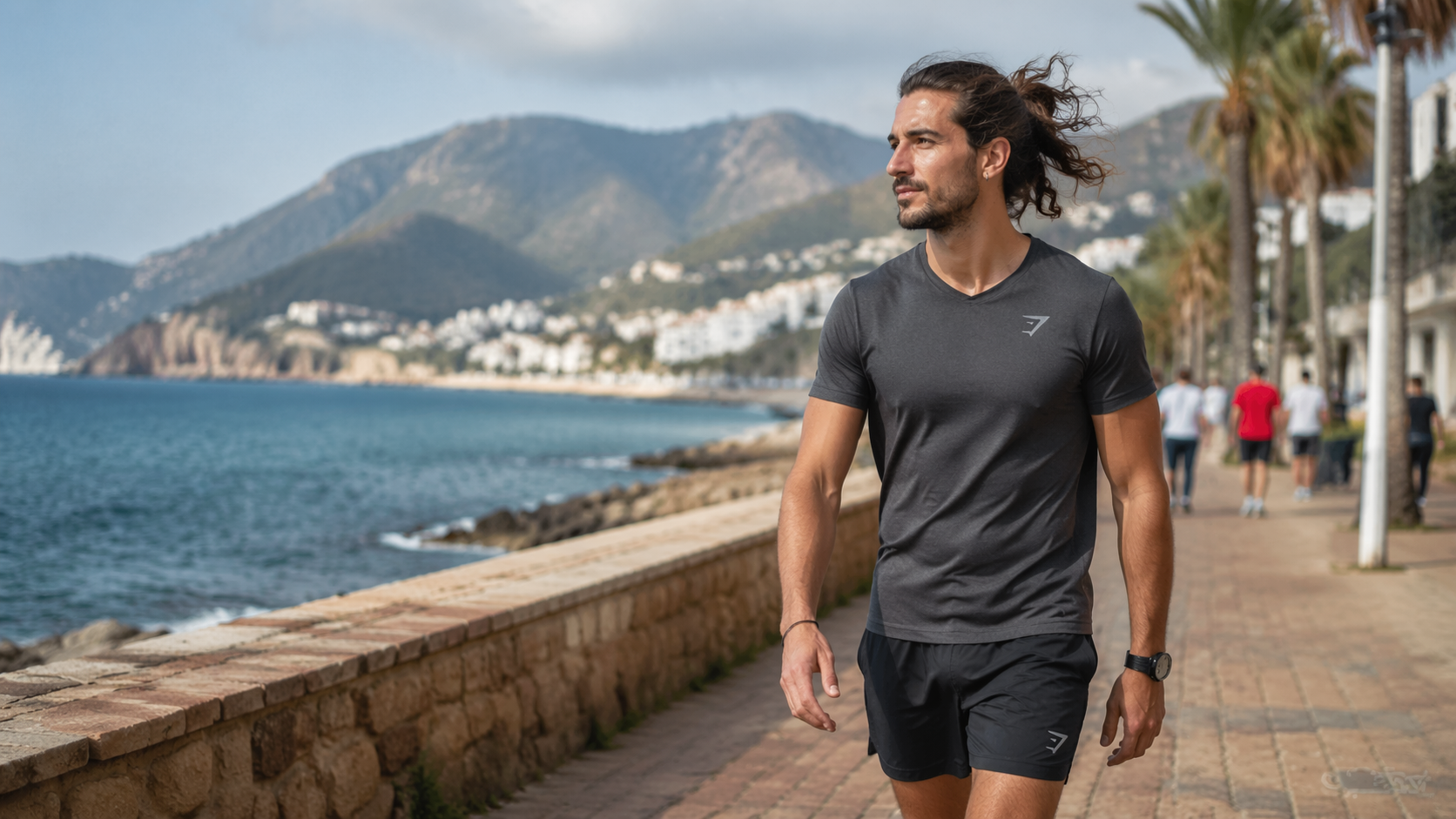 Mujer caminando con energía en el paseo marítimo español